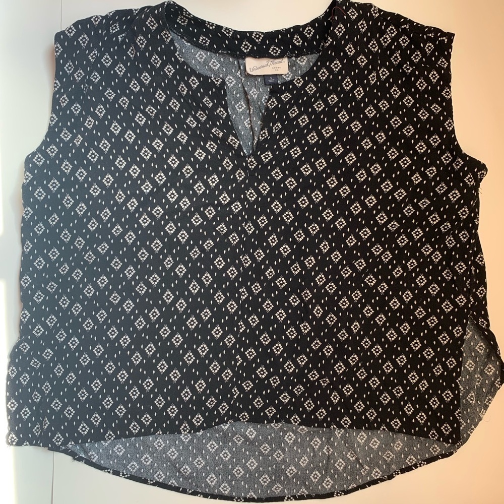 Universal Thread - sleeveless top black & white